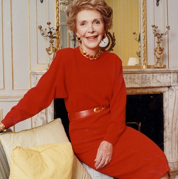 PKT4186-304654
RONALD REAGAN 
1989

Nancy Reagan at Claridges Hotel in London.